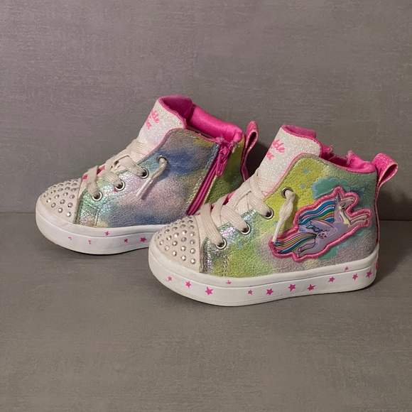 Twinkle Toes Light Up Unicorn - Picture 2 of 3